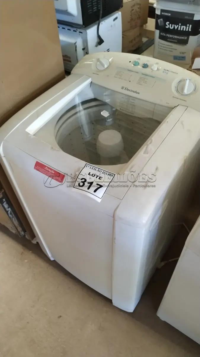 LOTE 317 - 01 MÁQUINA DE LAVAR 8KG MARCA ELECTROLUX 220V. (NO ESTADO) ATENÇÃO! FAZER A VISITAÇÃO ANTES DE ARREMATAR, NÃO SABEMOS SE FUNCIONA. LEILÃO NÃO TEM GARANTIA E NEM DEVOLUÇÃO, SUJEITO A POSSÍVEIS AVARIAS VISÍVEIS/OCULTAS E/OU AUSÊNCIA DE COMPONENTES.
