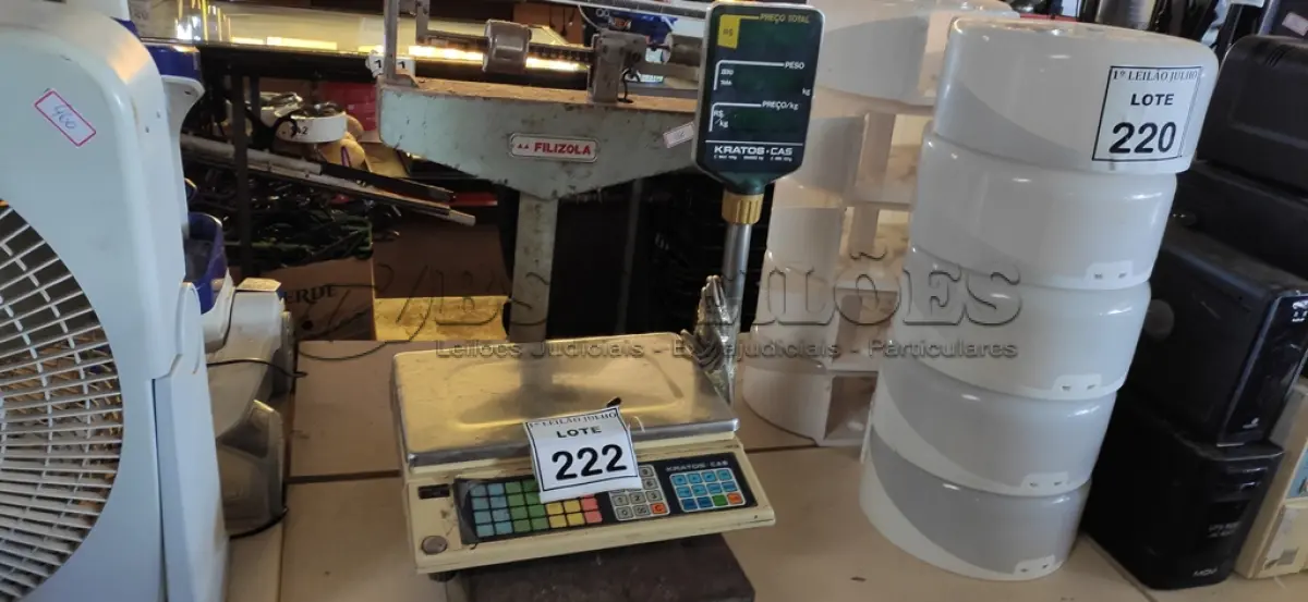 LOTE 222 - 01 BALANÇA FILIZONA 01 BALANÇA DIGITAL MARCA KRATOS. (NO ESTADO) ATENÇÃO! FAZER A VISITAÇÃO ANTES DE ARREMATAR, NÃO SABEMOS SE FUNCIONA. LEILÃO NÃO TEM GARANTIA E NEM DEVOLUÇÃO, SUJEITO A POSSÍVEIS AVARIAS VISÍVEIS/OCULTAS E/OU AUSÊNCIA DE COMPONENTES.