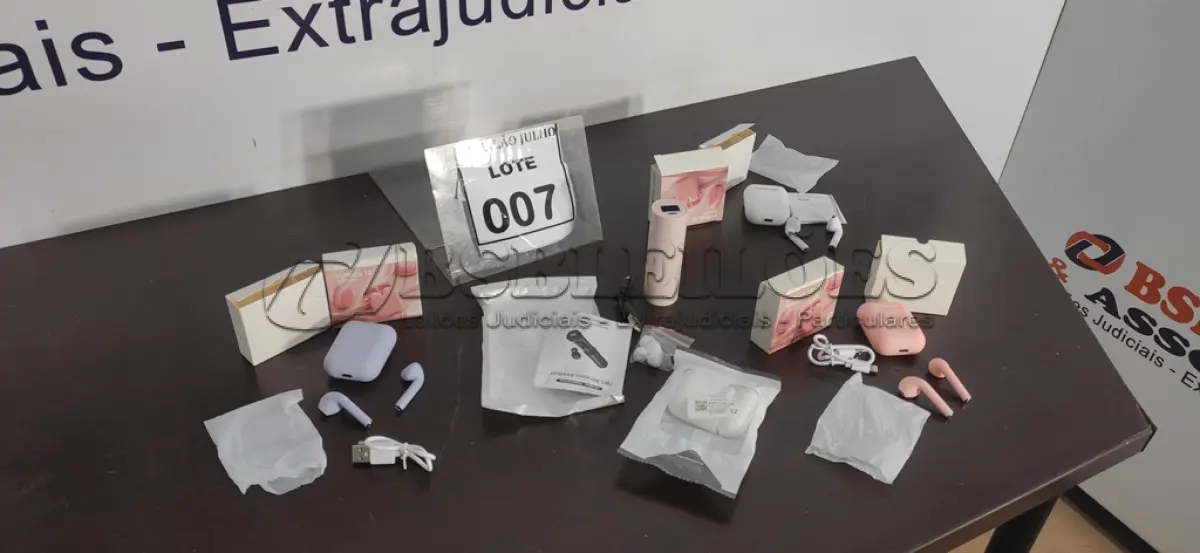 LOTE 007 - 04 FONES DE OUVIDO BLUETOOTH E 01 CAPINHA PRA FONE.  (NO ESTADO) ATENÇÃO! FAZER A VISITAÇÃO ANTES DE ARREMATAR, NÃO SABEMOS SE FUNCIONA. LEILÃO NÃO TEM GARANTIA E NEM DEVOLUÇÃO, SUJEITO A POSSÍVEIS AVARIAS VISÍVEIS/OCULTAS E/OU AUSÊNCIA DE COMPONENTES.