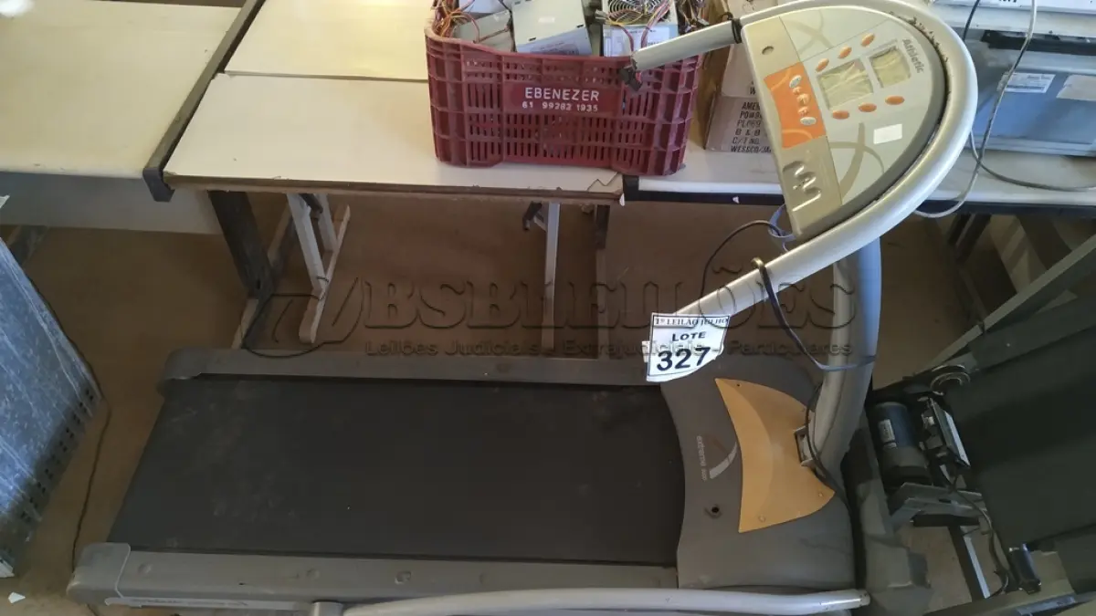 LOTE 327 - 01 ESTEIRA ERGOMÉTRICA ATHLETIC EXTREME 3000. (NO ESTADO) ATENÇÃO! FAZER A VISITAÇÃO ANTES DE ARREMATAR, NÃO SABEMOS SE FUNCIONA. LEILÃO NÃO TEM GARANTIA E NEM DEVOLUÇÃO, SUJEITO A POSSÍVEIS AVARIAS VISÍVEIS/OCULTAS E/OU AUSÊNCIA DE COMPONENTES.