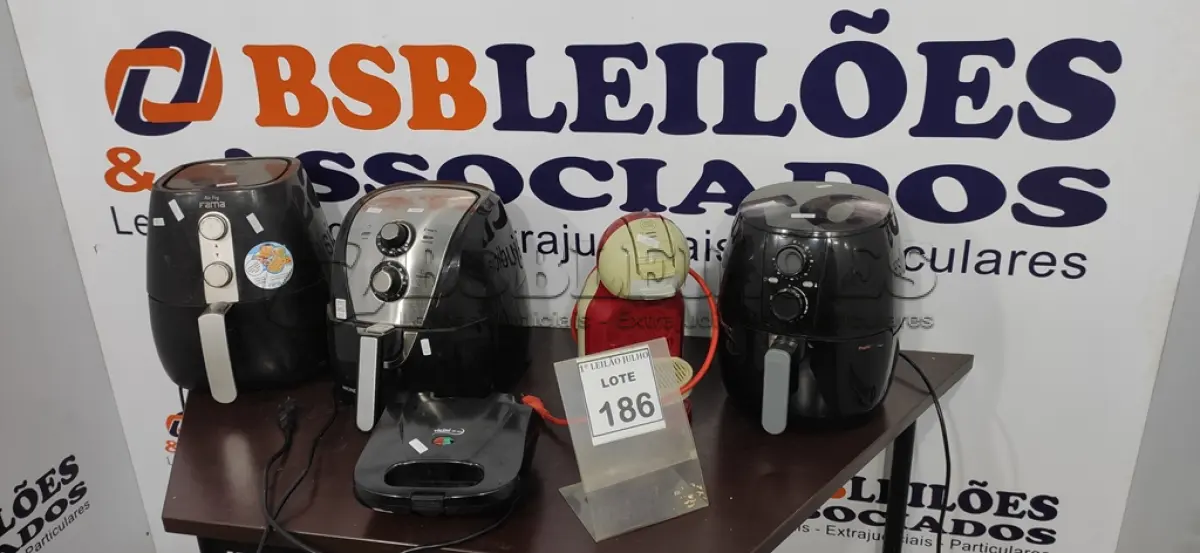 LOTE 186 - 03 FRITADEIRAS A AR, 01 CAFETEIRA E 01 SANDUICHEIRA. (NO ESTADO) ATENÇÃO! FAZER A VISITAÇÃO ANTES DE ARREMATAR, NÃO SABEMOS SE FUNCIONA. LEILÃO NÃO TEM GARANTIA E NEM DEVOLUÇÃO, SUJEITO A POSSÍVEIS AVARIAS VISÍVEIS/OCULTAS E/OU AUSÊNCIA DE COMPONENTES.