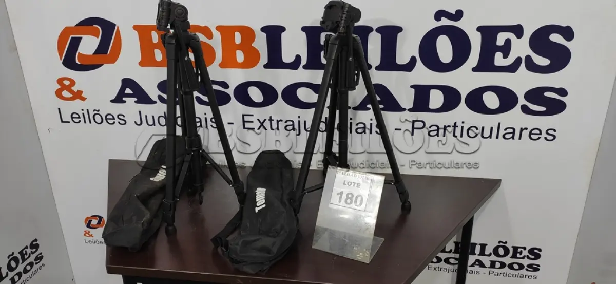 LOTE 180 - 02 TRIPÉS PARA CÂMERAS FOTOGRÁFICAS MARCA TOMATE E LUCACELL. (NO ESTADO) ATENÇÃO! FAZER A VISITAÇÃO ANTES DE ARREMATAR, NÃO SABEMOS SE FUNCIONA. LEILÃO NÃO TEM GARANTIA E NEM DEVOLUÇÃO, SUJEITO A POSSÍVEIS AVARIAS VISÍVEIS/OCULTAS E/OU AUSÊNCIA DE COMPONENTES.