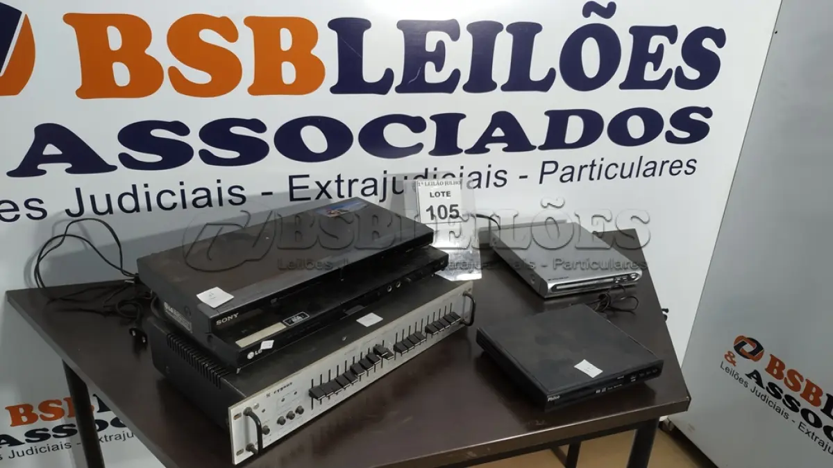 LOTE 105 - 01 EQUALIZADOR DE SOM MARCA CYGNUS E 04 APARELHOS DE DVD DE MARCAS E MODELOS DIVERSOS. (NO ESTADO) ATENÇÃO! FAZER A VISITAÇÃO ANTES DE ARREMATAR, NÃO SABEMOS SE FUNCIONA. LEILÃO NÃO TEM GARANTIA E NEM DEVOLUÇÃO, SUJEITO A POSSÍVEIS AVARIAS VISÍVEIS/OCULTAS E/OU AUSÊNCIA DE COMPONENTES.