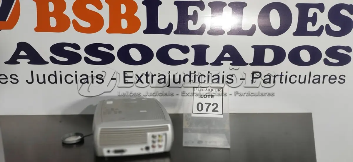 LOTE 072 - 01 PROJETOR MULTIMÍDIA MODELO SCREEN PLAY 4805 MARCA INFOCUS.  (NO ESTADO) ATENÇÃO! FAZER A VISITAÇÃO ANTES DE ARREMATAR, NÃO SABEMOS SE FUNCIONA. LEILÃO NÃO TEM GARANTIA E NEM DEVOLUÇÃO, SUJEITO A POSSÍVEIS AVARIAS VISÍVEIS/OCULTAS E/OU AUSÊNCIA DE COMPONENTES.