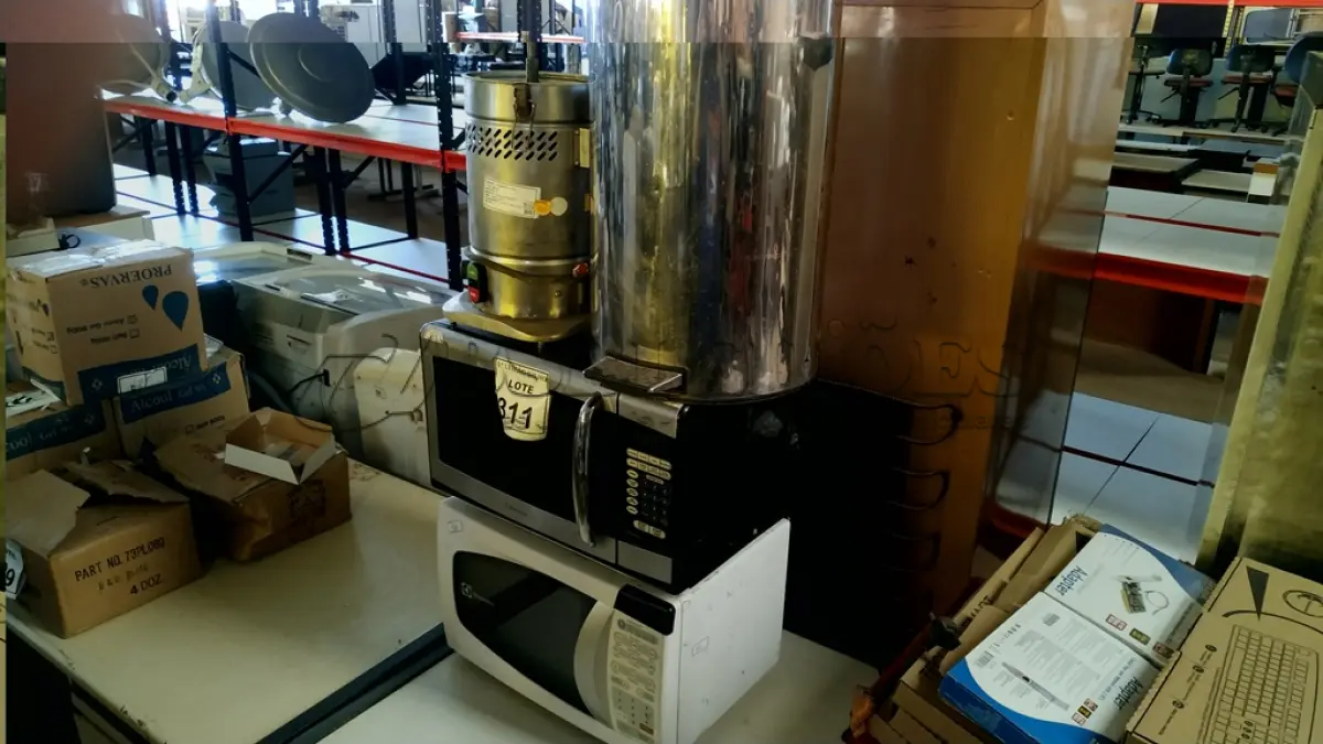 LOTE 311 - 02 MICRO-ONDAS SEM PRATO SENDO 01 MARCA EMERSON E 01 MARCA ELECTROLUX, 01 LIXEIRA EM INOX E 01 PROCESSADOR DE ALIMENTOS MARCA METVISA. (NO ESTADO) ATENÇÃO! FAZER A VISITAÇÃO ANTES DE ARREMATAR, NÃO SABEMOS SE FUNCIONA. LEILÃO NÃO TEM GARANTIA E NEM DEVOLUÇÃO, SUJEITO A POSSÍVEIS AVARIAS VISÍVEIS/OCULTAS E/OU AUSÊNCIA DE COMPONENTES.