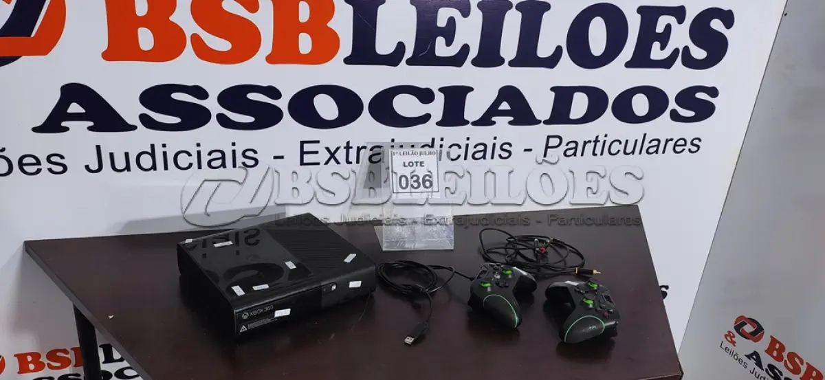 LOTE 036 - 01 XBOX COM 02 CONTROLES. (NO ESTADO) ATENÇÃO! FAZER A VISITAÇÃO ANTES DE ARREMATAR, NÃO SABEMOS SE FUNCIONA. LEILÃO NÃO TEM GARANTIA E NEM DEVOLUÇÃO, SUJEITO A POSSÍVEIS AVARIAS VISÍVEIS/OCULTAS E/OU AUSÊNCIA DE COMPONENTES.