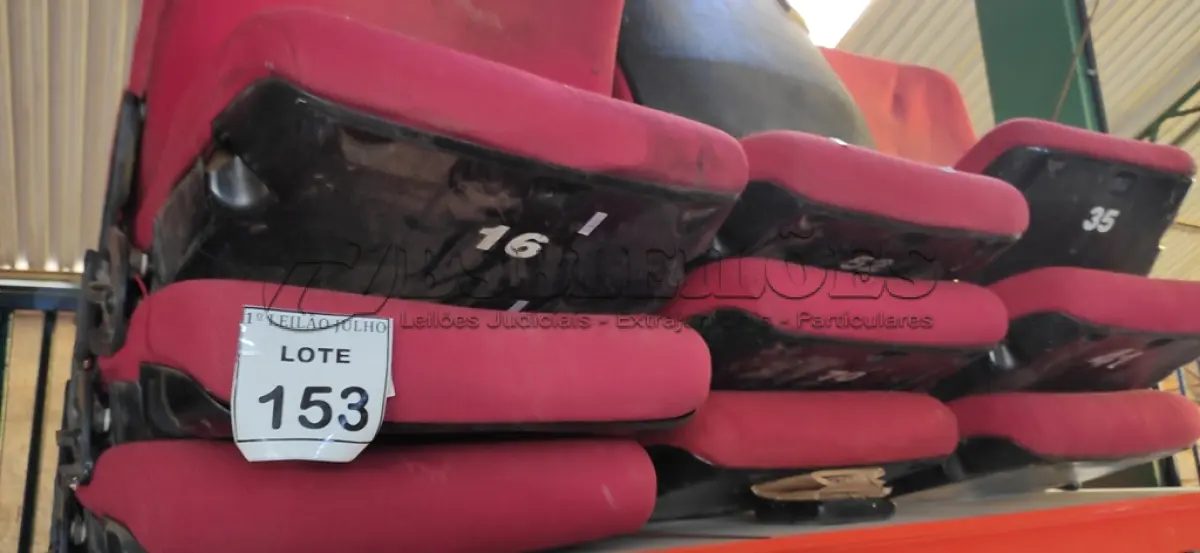 LOTE 153 - 10 POLTRONAS PARA AUDITÓRIOS NA COR VERMELHA. (NO ESTADO) ATENÇÃO! FAZER A VISITAÇÃO ANTES DE ARREMATAR, NÃO SABEMOS SE FUNCIONA. LEILÃO NÃO TEM GARANTIA E NEM DEVOLUÇÃO, SUJEITO A POSSÍVEIS AVARIAS VISÍVEIS/OCULTAS E/OU AUSÊNCIA DE COMPONENTES.