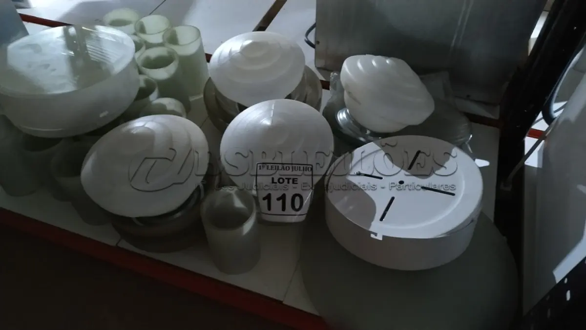 LOTE 110 - 01 LOTE COM VÁRIAS CÚPULAS DE VIDRO E PLÁSTICO. (NO ESTADO) ATENÇÃO! FAZER A VISITAÇÃO ANTES DE ARREMATAR, NÃO SABEMOS SE FUNCIONA. LEILÃO NÃO TEM GARANTIA E NEM DEVOLUÇÃO, SUJEITO A POSSÍVEIS AVARIAS VISÍVEIS/OCULTAS E/OU AUSÊNCIA DE COMPONENTES.