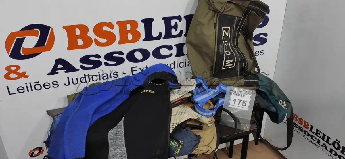 LOTE 175 - 01 LOTE COM VÁRIAS BOLSAS TAMANHOS DIVERSOS E 01 COLETE DE MERGULHO. (NO ESTADO) ATENÇÃO! FAZER A VISITAÇÃO ANTES DE ARREMATAR, NÃO SABEMOS SE FUNCIONA. LEILÃO NÃO TEM GARANTIA E NEM DEVOLUÇÃO, SUJEITO A POSSÍVEIS AVARIAS VISÍVEIS/OCULTAS E/OU AUSÊNCIA DE COMPONENTES.