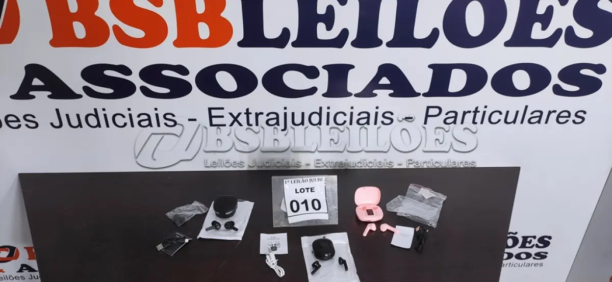 LOTE 010 - 02 FONES DE OUVIDO BLUETOOTH.  (NO ESTADO) ATENÇÃO! FAZER A VISITAÇÃO ANTES DE ARREMATAR, NÃO SABEMOS SE FUNCIONA. LEILÃO NÃO TEM GARANTIA E NEM DEVOLUÇÃO, SUJEITO A POSSÍVEIS AVARIAS VISÍVEIS/OCULTAS E/OU AUSÊNCIA DE COMPONENTES.