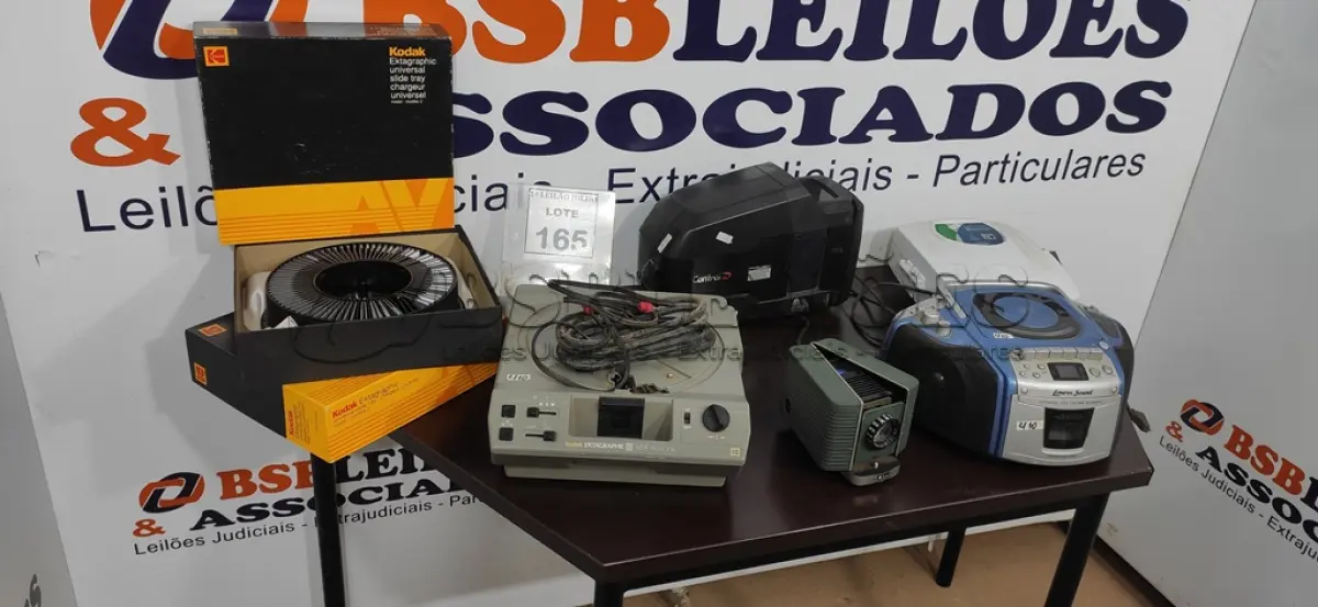 LOTE 165 - 01 RELÓGIO DE PONTO, 01 ELETRIFICADOR DE CERCA, 01 PROJETOR DE SLIDE INCOMPLETA, 01 RÁDIO MICRO SISTEM, 02 BANDEJAS UNIVERSAIS PARA SLIDES E 01 PROJETOR DE FILME ANTIGO. (NO ESTADO) ATENÇÃO! FAZER A VISITAÇÃO ANTES DE ARREMATAR, NÃO SABEMOS SE FUNCIONA. LEILÃO NÃO TEM GARANTIA E NEM DEVOLUÇÃO, SUJEITO A POSSÍVEIS AVARIAS VISÍVEIS/OCULTAS E/OU AUSÊNCIA DE COMPONENTES.