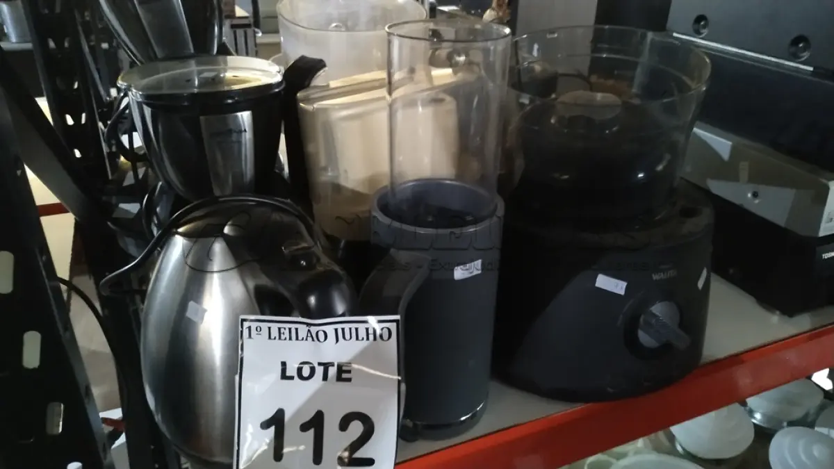 LOTE 112 - 01 LOTE COM VÁRIAS CAFETEIRAS, SANDUICHEIRA, CHALEIRA, BASE DE LIQUIDIFICADOR E ELETRODOMÉSTICOS DIVERS. (NO ESTADO) ATENÇÃO! FAZER A VISITAÇÃO ANTES DE ARREMATAR, NÃO SABEMOS SE FUNCIONA. LEILÃO NÃO TEM GARANTIA E NEM DEVOLUÇÃO, SUJEITO A POSSÍVEIS AVARIAS VISÍVEIS/OCULTAS E/OU AUSÊNCIA DE COMPONENTES.