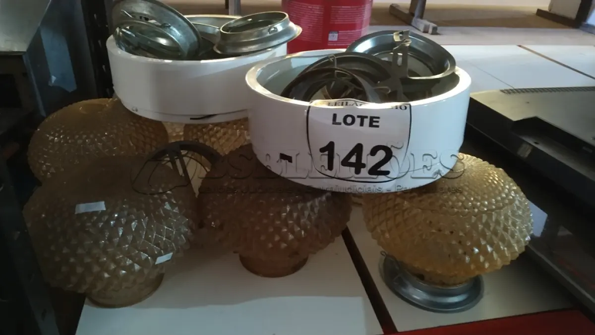 LOTE 142 - 01 LOTE COM VÁRIAS CÚPULAS DE VIDRO E 02 LUMINÁRIAS. (NO ESTADO) ATENÇÃO! FAZER A VISITAÇÃO ANTES DE ARREMATAR, NÃO SABEMOS SE FUNCIONA. LEILÃO NÃO TEM GARANTIA E NEM DEVOLUÇÃO, SUJEITO A POSSÍVEIS AVARIAS VISÍVEIS/OCULTAS E/OU AUSÊNCIA DE COMPONENTES.