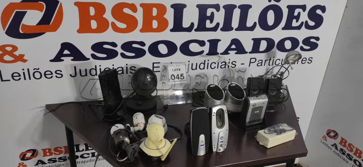 LOTE 045 - 01 LOTE COM VÁRIAS CAIXINHAS PARA PC, LUMINÁRIAS, ANTENAS DE TV, CÂMERAS DE SEGURANÇA E 01 VÍDEO PORTEIRO. (NO ESTADO) ATENÇÃO! FAZER A VISITAÇÃO ANTES DE ARREMATAR, NÃO SABEMOS SE FUNCIONA. LEILÃO NÃO TEM GARANTIA E NEM DEVOLUÇÃO, SUJEITO A POSSÍVEIS AVARIAS VISÍVEIS/OCULTAS E/OU AUSÊNCIA DE COMPONENTES.