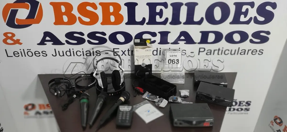 LOTE 063 - 04 MICROFONES DE MARCAS E MODELOS DIVERSOS, 03 RECEPTORES PARA MICROFONES E 02 HEADPHONES.  (NO ESTADO) ATENÇÃO! FAZER A VISITAÇÃO ANTES DE ARREMATAR, NÃO SABEMOS SE FUNCIONA. LEILÃO NÃO TEM GARANTIA E NEM DEVOLUÇÃO, SUJEITO A POSSÍVEIS AVARIAS VISÍVEIS/OCULTAS E/OU AUSÊNCIA DE COMPONENTES.