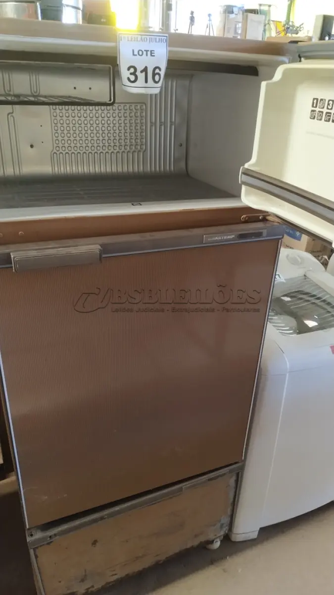 LOTE 316 - 01 GELADEIRA 03 PORTAS MARCA BRASTEMP 220V. (NO ESTADO) ATENÇÃO! FAZER A VISITAÇÃO ANTES DE ARREMATAR, NÃO SABEMOS SE FUNCIONA. LEILÃO NÃO TEM GARANTIA E NEM DEVOLUÇÃO, SUJEITO A POSSÍVEIS AVARIAS VISÍVEIS/OCULTAS E/OU AUSÊNCIA DE COMPONENTES.