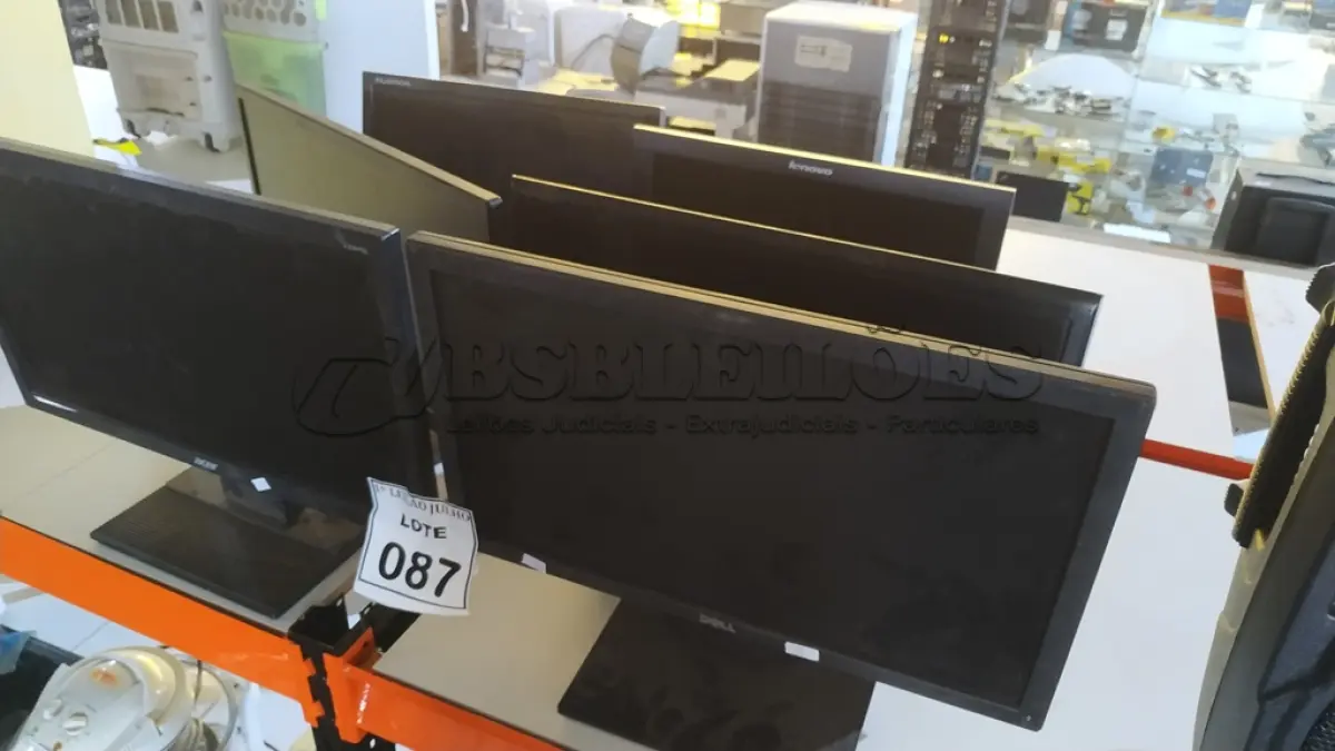 LOTE 087 - 06 MONITORES LCD DE MARCAS E MODELOS DIVERSOS. (NO ESTADO) ATENÇÃO! FAZER A VISITAÇÃO ANTES DE ARREMATAR, NÃO SABEMOS SE FUNCIONA. LEILÃO NÃO TEM GARANTIA E NEM DEVOLUÇÃO, SUJEITO A POSSÍVEIS AVARIAS VISÍVEIS/OCULTAS E/OU AUSÊNCIA DE COMPONENTES.