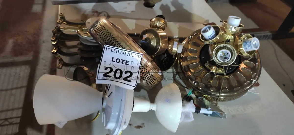 LOTE 202 - 03 VENTILADORES DE TETO SENDO 02 TIPOS LUMINÁRIAS. (NO ESTADO) ATENÇÃO! FAZER A VISITAÇÃO ANTES DE ARREMATAR, NÃO SABEMOS SE FUNCIONA. LEILÃO NÃO TEM GARANTIA E NEM DEVOLUÇÃO, SUJEITO A POSSÍVEIS AVARIAS VISÍVEIS/OCULTAS E/OU AUSÊNCIA DE COMPONENTES.