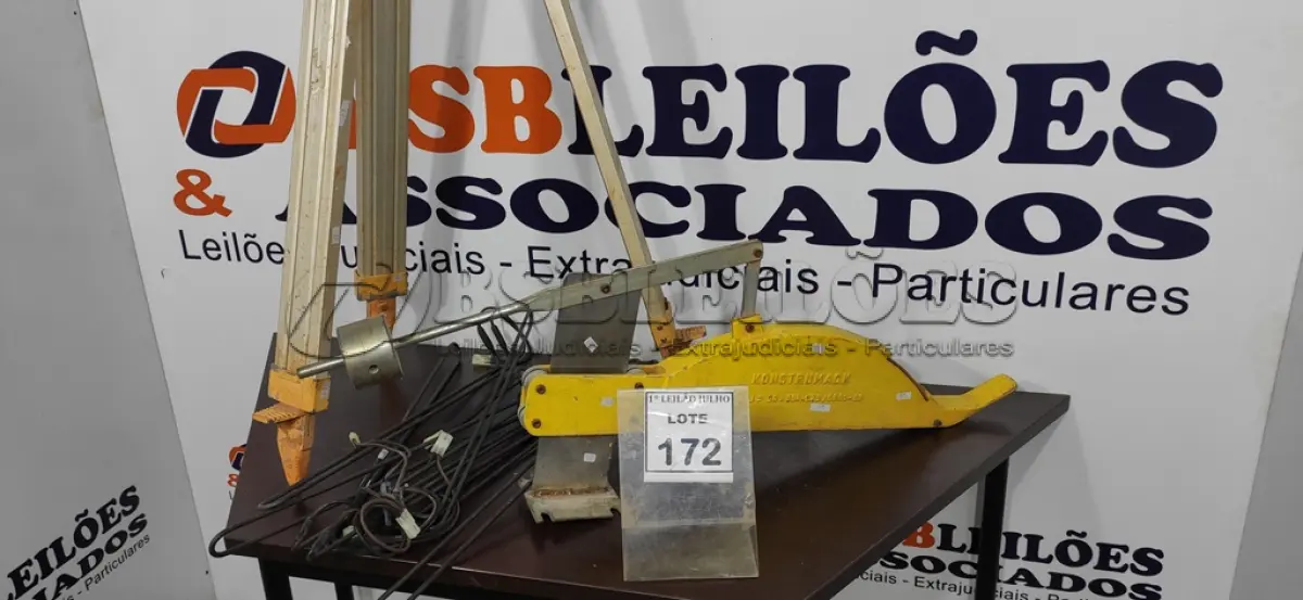LOTE 172 - 01 TRIPÉ PARA TOPOGRAFIA, 01 PROTEÇÃO DE SERRA CIRCULAR E VÁRIAS RESISTÊNCIAS ELÉTRICAS. (NO ESTADO) ATENÇÃO! FAZER A VISITAÇÃO ANTES DE ARREMATAR, NÃO SABEMOS SE FUNCIONA. LEILÃO NÃO TEM GARANTIA E NEM DEVOLUÇÃO, SUJEITO A POSSÍVEIS AVARIAS VISÍVEIS/OCULTAS E/OU AUSÊNCIA DE COMPONENTES.