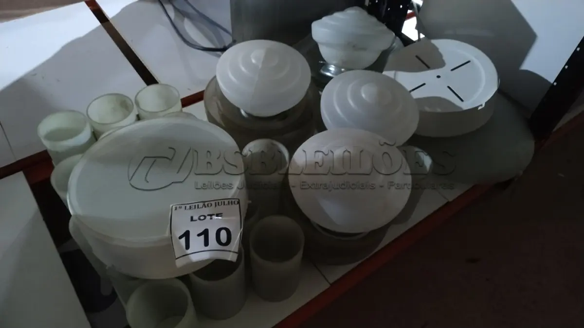 LOTE 110 - 01 LOTE COM VÁRIAS CÚPULAS DE VIDRO E PLÁSTICO. (NO ESTADO) ATENÇÃO! FAZER A VISITAÇÃO ANTES DE ARREMATAR, NÃO SABEMOS SE FUNCIONA. LEILÃO NÃO TEM GARANTIA E NEM DEVOLUÇÃO, SUJEITO A POSSÍVEIS AVARIAS VISÍVEIS/OCULTAS E/OU AUSÊNCIA DE COMPONENTES.