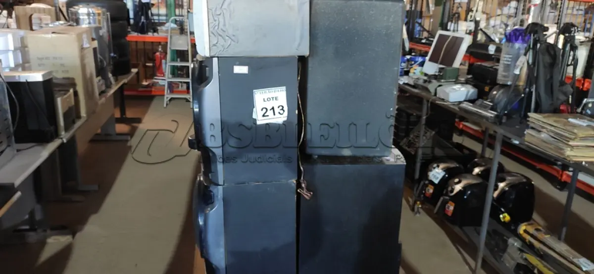 LOTE 213 - 04 CAIXAS DE SOM. (NO ESTADO) ATENÇÃO! FAZER A VISITAÇÃO ANTES DE ARREMATAR, NÃO SABEMOS SE FUNCIONA. LEILÃO NÃO TEM GARANTIA E NEM DEVOLUÇÃO, SUJEITO A POSSÍVEIS AVARIAS VISÍVEIS/OCULTAS E/OU AUSÊNCIA DE COMPONENTES.