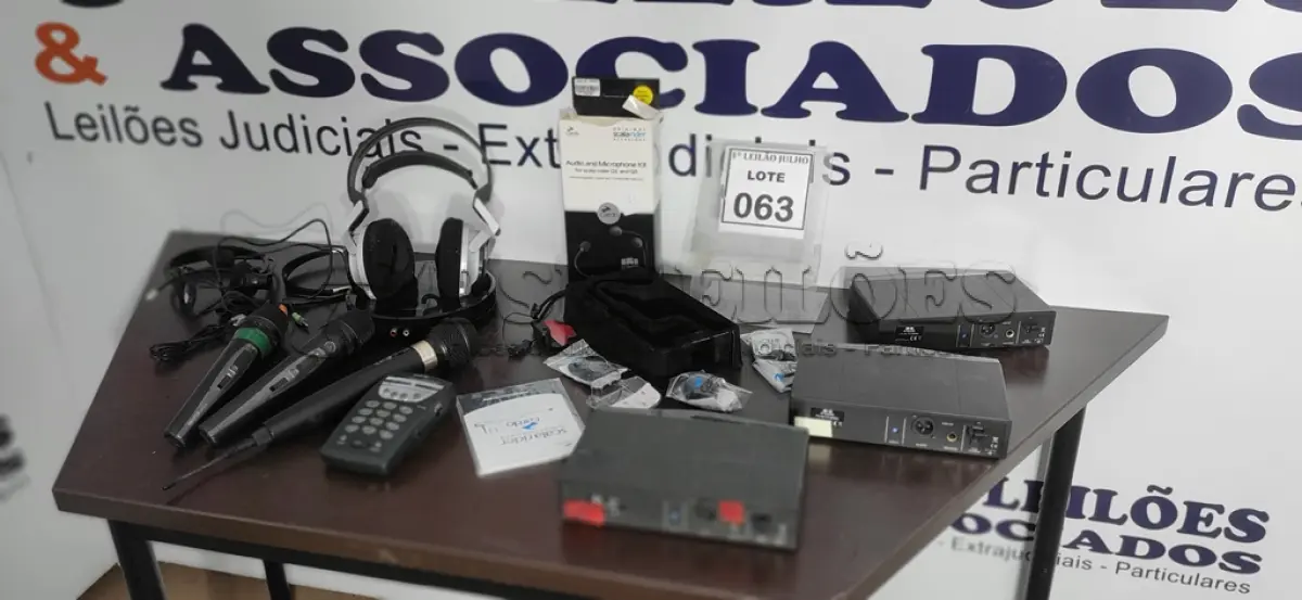 LOTE 063 - 04 MICROFONES DE MARCAS E MODELOS DIVERSOS, 03 RECEPTORES PARA MICROFONES E 02 HEADPHONES.  (NO ESTADO) ATENÇÃO! FAZER A VISITAÇÃO ANTES DE ARREMATAR, NÃO SABEMOS SE FUNCIONA. LEILÃO NÃO TEM GARANTIA E NEM DEVOLUÇÃO, SUJEITO A POSSÍVEIS AVARIAS VISÍVEIS/OCULTAS E/OU AUSÊNCIA DE COMPONENTES.