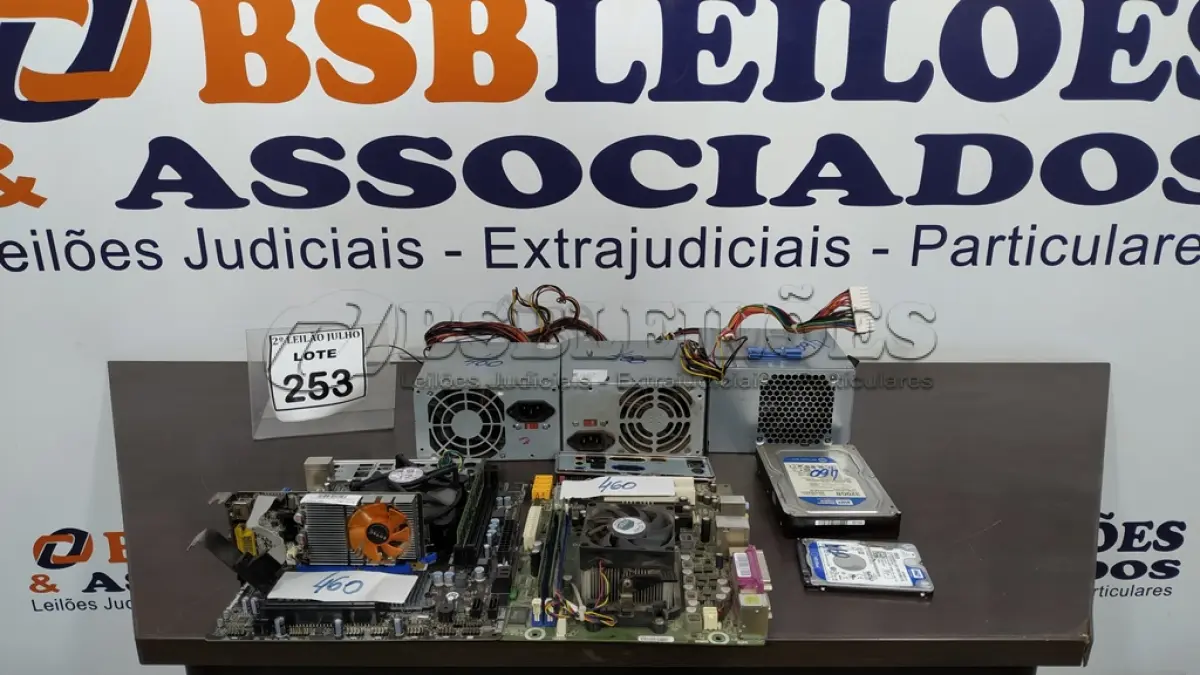LOTE 253 - 03 FONTES PARA COMPUTADOR, 02 HDS E 02 PLACAS MÃE. (NO ESTADO) ATENÇÃO! FAZER A VISITAÇÃO ANTES DE ARREMATAR, NÃO SABEMOS SE FUNCIONA. LEILÃO NÃO TEM GARANTIA E NEM DEVOLUÇÃO, SUJEITO A POSSÍVEIS AVARIAS VISÍVEIS/OCULTAS E/OU AUSÊNCIA DE COMPONENTES.