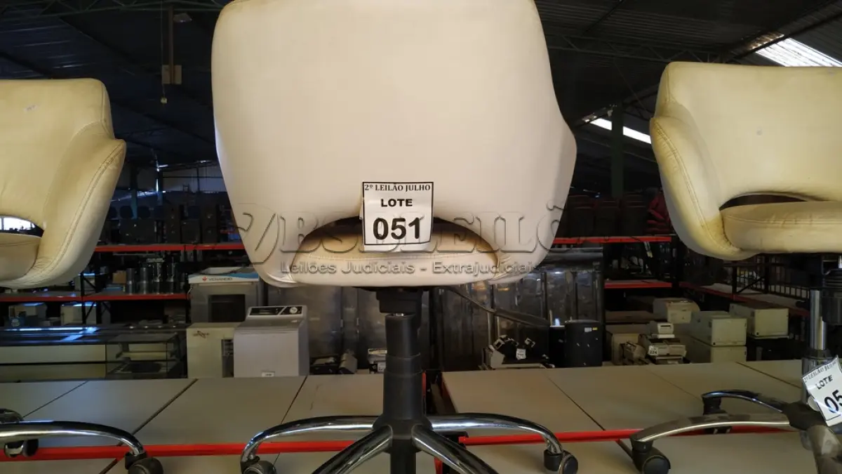 LOTE 051 - 01 POLTRONA GIRATÓRIA COM RODINHAS BASE CROMADA NA COR BRANCA. (NO ESTADO) ATENÇÃO! FAZER A VISITAÇÃO ANTES DE ARREMATAR, NÃO SABEMOS SE FUNCIONA, LEILÃO NÃO TEM GARANTIA E NEM DEVOLUÇÃO, SUJEITO A POSSÍVEIS AVARIAS VISÍVEIS/OCULTAS E/OU AUSÊNCIA DE COMPONENTES.