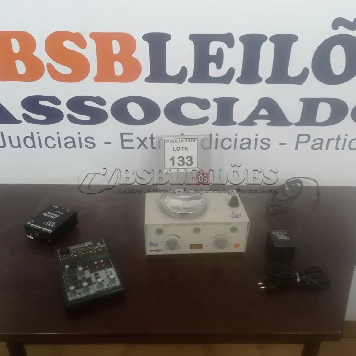 LOTE 133 - 01 AGITADOR MAGNÉTICO E 01 MESA DE SOM DE 4 CANAIS. (NO ESTADO) ATENÇÃO! FAZER A VISITAÇÃO ANTES DE ARREMATAR, NÃO SABEMOS SE FUNCIONA. LEILÃO NÃO TEM GARANTIA E NEM DEVOLUÇÃO, SUJEITO A POSSÍVEIS AVARIAS VISÍVEIS/OCULTAS E/OU AUSÊNCIA DE COMPONENTES.