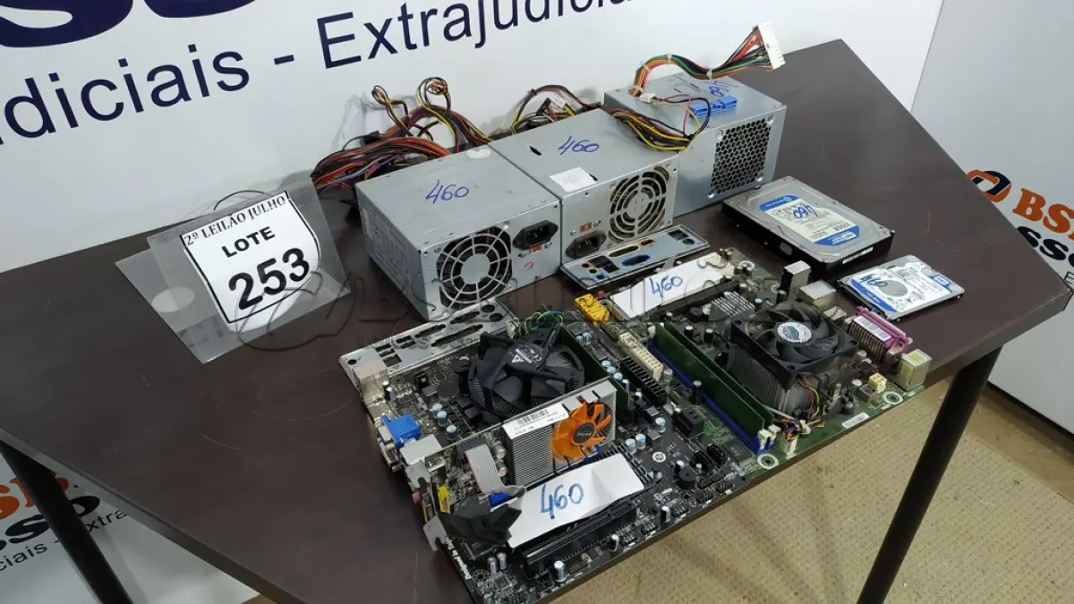 LOTE 253 - 03 FONTES PARA COMPUTADOR, 02 HDS E 02 PLACAS MÃE. (NO ESTADO) ATENÇÃO! FAZER A VISITAÇÃO ANTES DE ARREMATAR, NÃO SABEMOS SE FUNCIONA. LEILÃO NÃO TEM GARANTIA E NEM DEVOLUÇÃO, SUJEITO A POSSÍVEIS AVARIAS VISÍVEIS/OCULTAS E/OU AUSÊNCIA DE COMPONENTES.