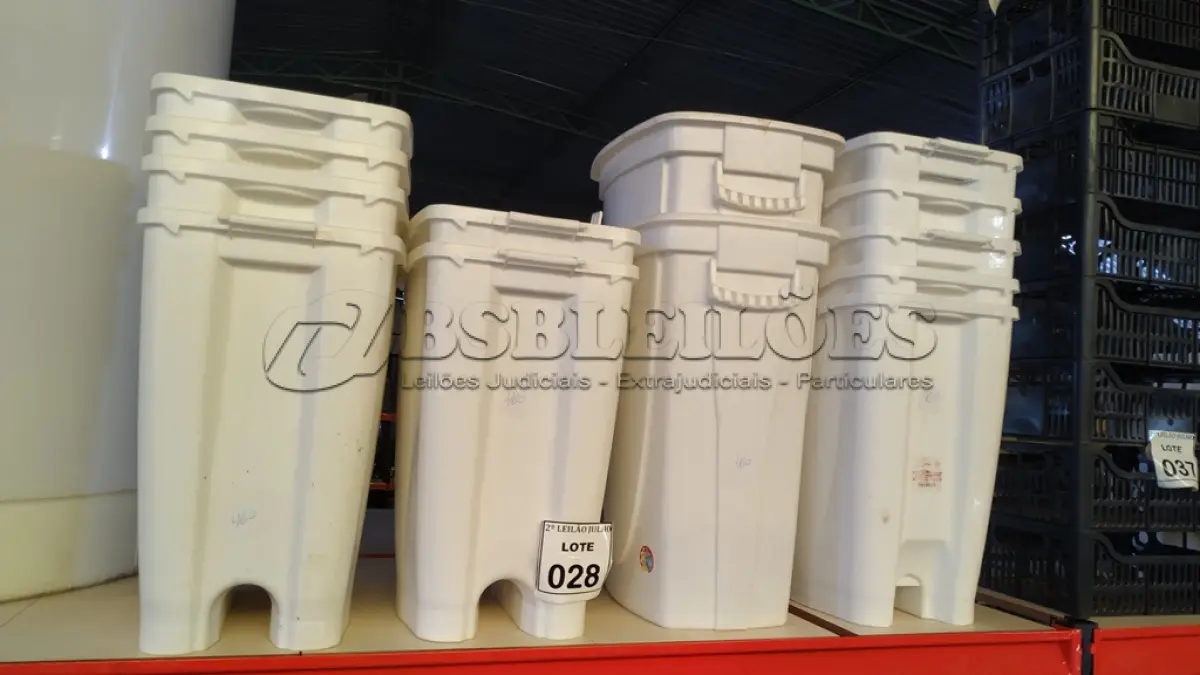 LOTE 028 - 13 LIXEIRAS DE TAMANHOS DIVERSOS. (NO ESTADO) ATENÇÃO! FAZER A VISITAÇÃO ANTES DE ARREMATAR, NÃO SABEMOS SE FUNCIONA. LEILÃO NÃO TEM GARANTIA E NEM DEVOLUÇÃO, SUJEITO A POSSÍVEIS AVARIAS VISÍVEIS/OCULTAS E/OU AUSÊNCIA DE COMPONENTES.
