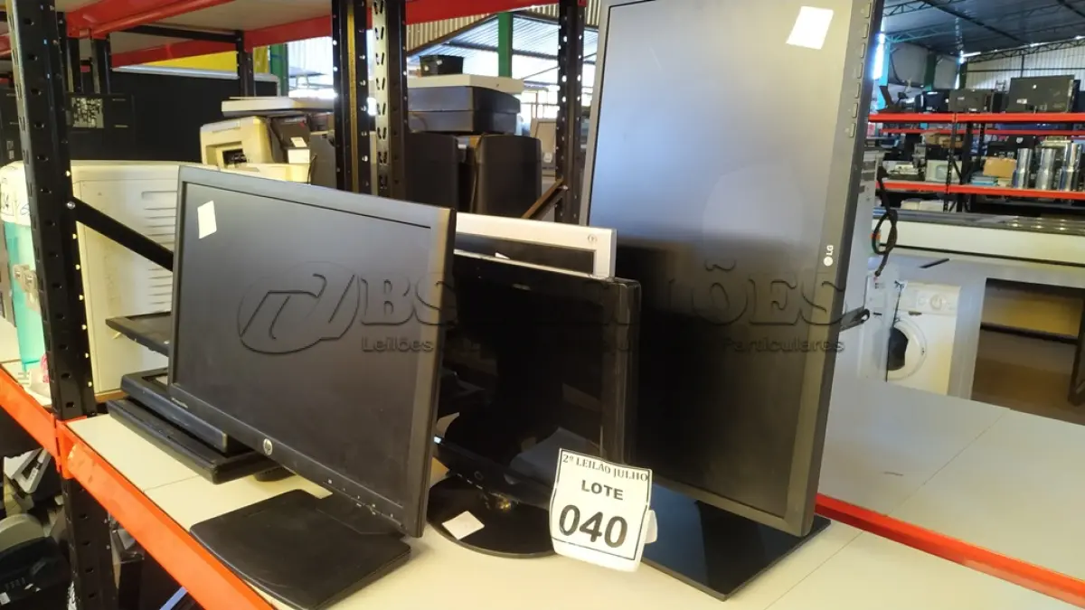 LOTE 040 - 10 MONITORES DE MARCAS E MODELOS DIVERSOS. (NO ESTADO) ATENÇÃO! FAZER A VISITAÇÃO ANTES DE ARREMATAR, NÃO SABEMOS SE FUNCIONA. LEILÃO NÃO TEM GARANTIA E NEM DEVOLUÇÃO, SUJEITO A POSSÍVEIS AVARIAS VISÍVEIS/OCULTAS E/OU AUSÊNCIA DE COMPONENTES.