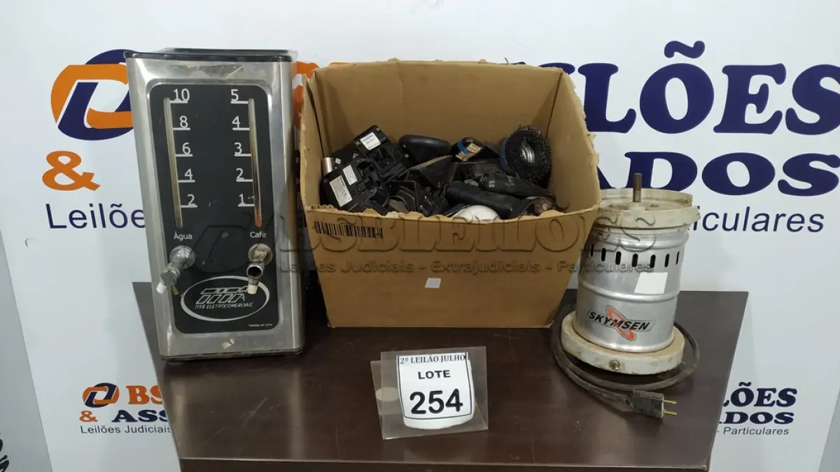 LOTE 254 - 01 MOTOR DE LIQUIDIFICADOR INDUSTRIAL, 01 CAFETEIRA INDUSTRIAL E PERIFÉRICOS DIVERSOS. (NO ESTADO) ATENÇÃO! FAZER A VISITAÇÃO ANTES DE ARREMATAR, NÃO SABEMOS SE FUNCIONA. LEILÃO NÃO TEM GARANTIA E NEM DEVOLUÇÃO, SUJEITO A POSSÍVEIS AVARIAS VISÍVEIS/OCULTAS E/OU AUSÊNCIA DE COMPONENTES.