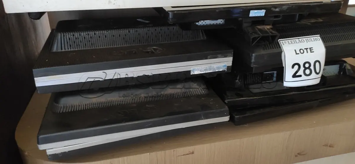 LOTE 280 - 09 MONITORES LCD DE MARCAS E MODELOS DIVERSOS. (NO ESTADO) ATENÇÃO! FAZER A VISITAÇÃO ANTES DE ARREMATAR, NÃO SABEMOS SE FUNCIONA. LEILÃO NÃO TEM GARANTIA E NEM DEVOLUÇÃO, SUJEITO A POSSÍVEIS AVARIAS VISÍVEIS/OCULTAS E/OU AUSÊNCIA DE COMPONENTES.