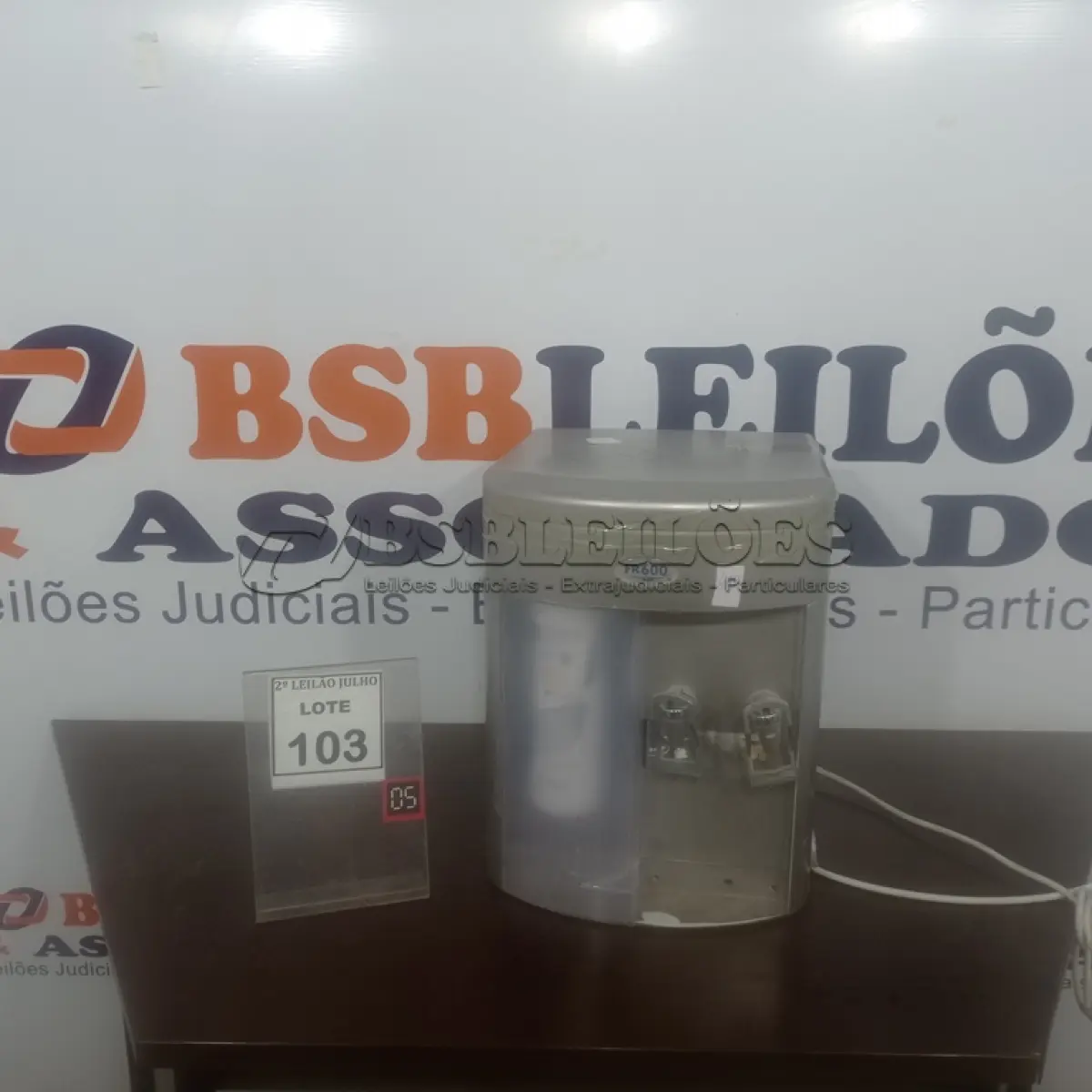 LOTE 103 - 01 PURIFICADOR DE ÁGUA. (NO ESTADO) ATENÇÃO! FAZER A VISITAÇÃO ANTES DE ARREMATAR, NÃO SABEMOS SE FUNCIONA. LEILÃO NÃO TEM GARANTIA E NEM DEVOLUÇÃO, SUJEITO A POSSÍVEIS AVARIAS VISÍVEIS/OCULTAS E/OU AUSÊNCIA DE COMPONENTES.