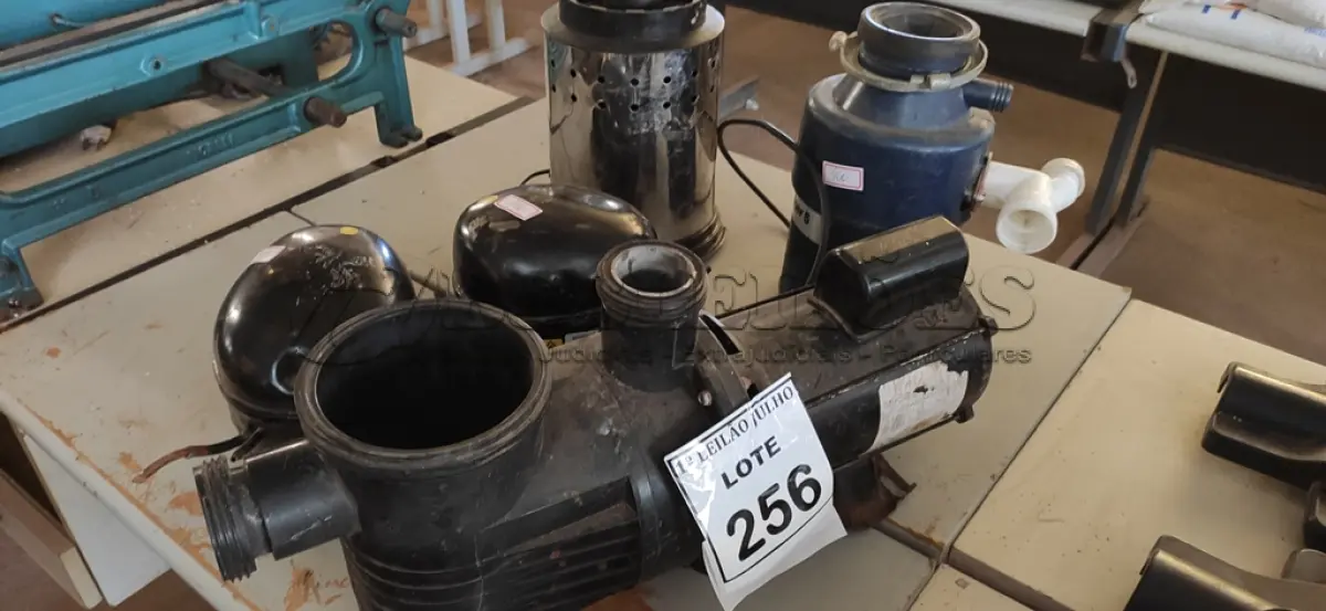 LOTE 256 - 02 MOTORES DE GELADEIRA, 01 BASE DE LIQUIDIFICADOR INDUSTRIAL, 01 TRITURADOR DE RESÍDUOS E 01 SUCATA DE BOMBA D’AGUA. (NO ESTADO) ATENÇÃO! FAZER A VISITAÇÃO ANTES DE ARREMATAR, NÃO SABEMOS SE FUNCIONA. LEILÃO NÃO TEM GARANTIA E NEM DEVOLUÇÃO, SUJEITO A POSSÍVEIS AVARIAS VISÍVEIS/OCULTAS E/OU AUSÊNCIA DE COMPONENTES.