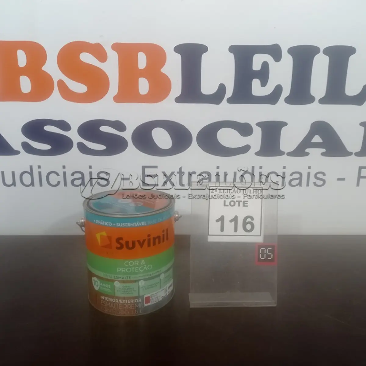 LOTE 116 - 01 LATA DE TINTA ESMALTE DE 3,6L NA COR BRILHANTE VERMELHO MARCA SUVINIL. (NO ESTADO) ATENÇÃO! FAZER A VISITAÇÃO ANTES DE ARREMATAR, NÃO SABEMOS SE FUNCIONA. LEILÃO NÃO TEM GARANTIA E NEM DEVOLUÇÃO, SUJEITO A POSSÍVEIS AVARIAS VISÍVEIS/OCULTAS E/OU AUSÊNCIA DE COMPONENTES.