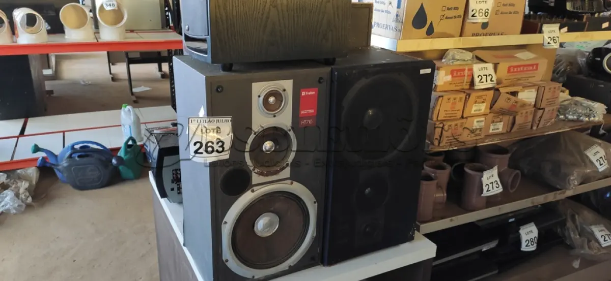 LOTE 263 - 03 CAIXAS DE SOM MARCA FRAHM E 02 CAIXA DE SOM SEM AUTO-FALANTE (NO ESTADO) ATENÇÃO! FAZER A VISITAÇÃO ANTES DE ARREMATAR, NÃO SABEMOS SE FUNCIONA. LEILÃO NÃO TEM GARANTIA E NEM DEVOLUÇÃO, SUJEITO A POSSÍVEIS AVARIAS VISÍVEIS/OCULTAS E/OU AUSÊNCIA DE COMPONENTES.