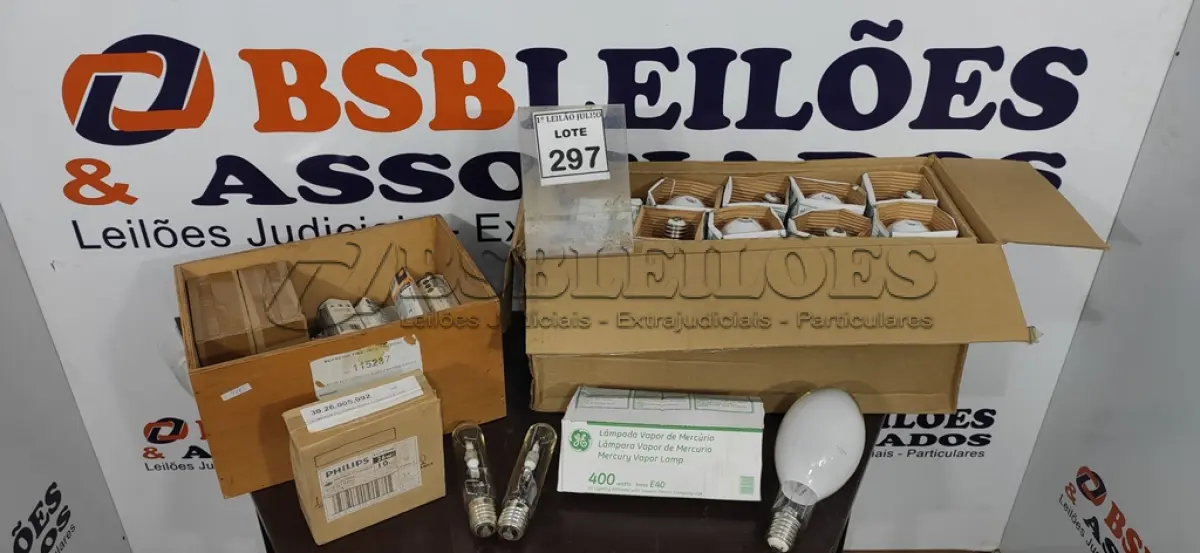 LOTE 297 - 10 LÂMPADAS VAPOR DE MERCÚRIO 400W E VÁRIAS LÂMPADAS FLUORESCENTE COMPACTA 26W. (NO ESTADO) ATENÇÃO! FAZER A VISITAÇÃO ANTES DE ARREMATAR, NÃO SABEMOS SE FUNCIONA. LEILÃO NÃO TEM GARANTIA E NEM DEVOLUÇÃO, SUJEITO A POSSÍVEIS AVARIAS VISÍVEIS/OCULTAS E/OU AUSÊNCIA DE COMPONENTES.