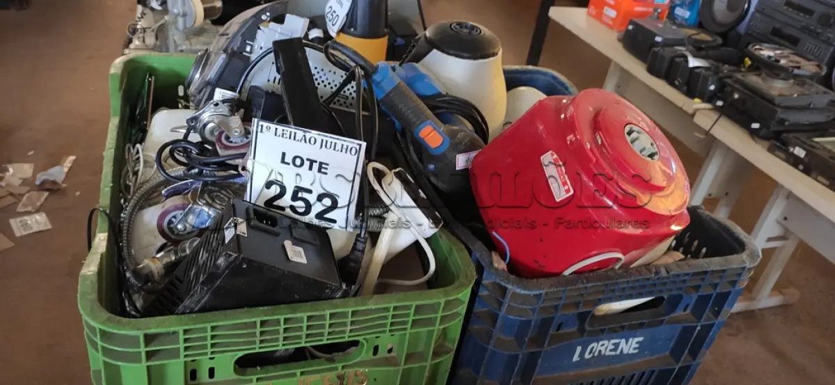 LOTE 252 - 01 LOTE COM GRANDE QUANTIDADE DE ELETRÔNICOS E ELETRODOMÉSTICOS DIVERSOS. (NO ESTADO) ATENÇÃO! FAZER A VISITAÇÃO ANTES DE ARREMATAR, NÃO SABEMOS SE FUNCIONA. LEILÃO NÃO TEM GARANTIA E NEM DEVOLUÇÃO, SUJEITO A POSSÍVEIS AVARIAS VISÍVEIS/OCULTAS E/OU AUSÊNCIA DE COMPONENTES.