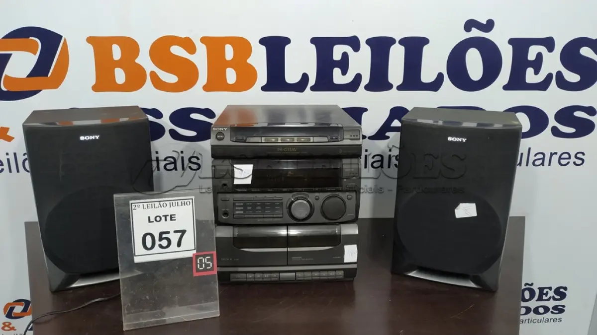 LOTE 057 - 01 APARELHO DE SOM COM 02 CAIXAS MARCA SONY. (NO ESTADO) ATENÇÃO! FAZER A VISITAÇÃO ANTES DE ARREMATAR, NÃO SABEMOS SE FUNCIONA. LEILÃO NÃO TEM GARANTIA E NEM DEVOLUÇÃO, SUJEITO A POSSÍVEIS AVARIAS VISÍVEIS/OCULTAS E/OU AUSÊNCIA DE COMPONENTES.