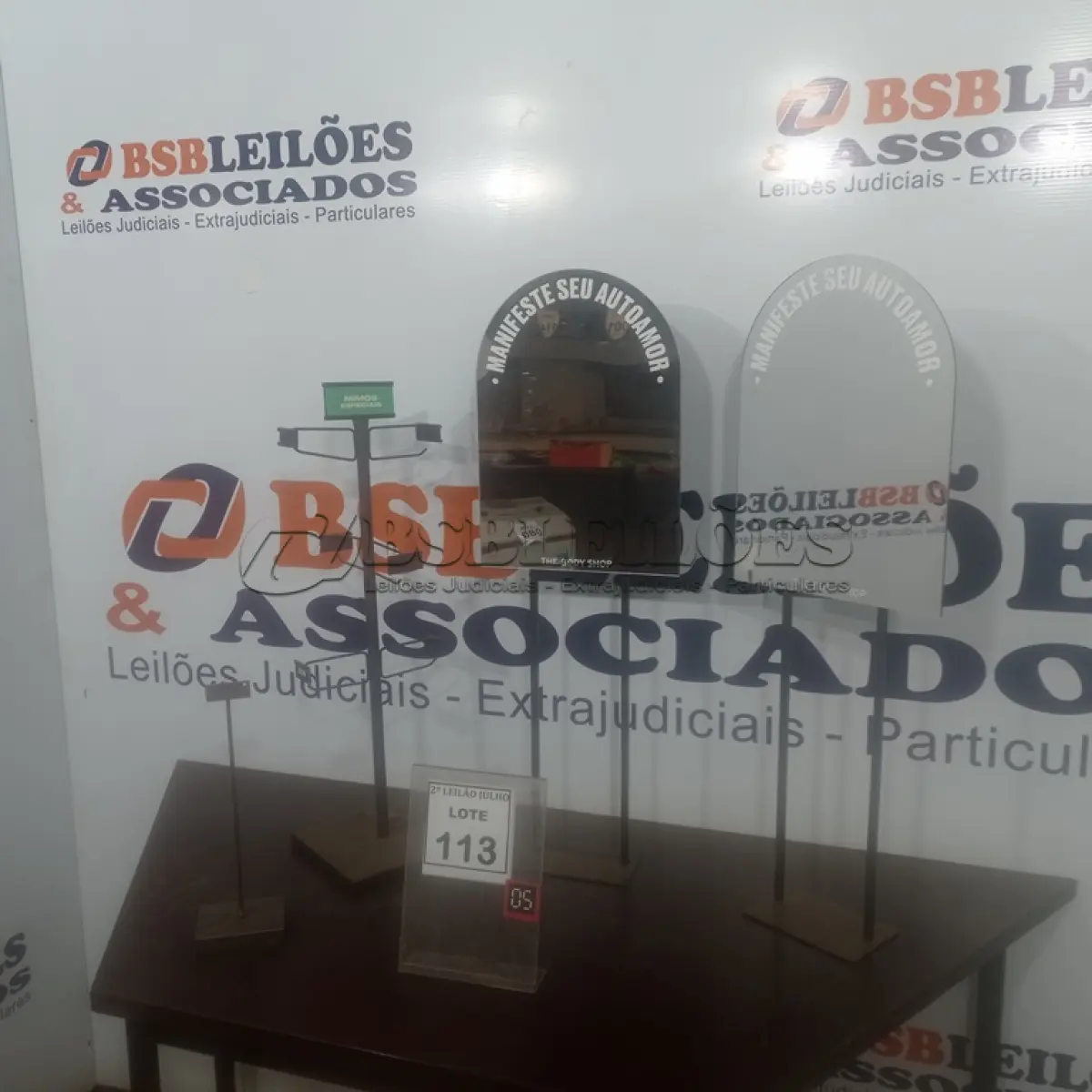 LOTE 113 - 02 ESPELHOS E 01 MOSTRUÁRIO. (NO ESTADO) ATENÇÃO! FAZER A VISITAÇÃO ANTES DE ARREMATAR, NÃO SABEMOS SE FUNCIONA. LEILÃO NÃO TEM GARANTIA E NEM DEVOLUÇÃO, SUJEITO A POSSÍVEIS AVARIAS VISÍVEIS/OCULTAS E/OU AUSÊNCIA DE COMPONENTES.