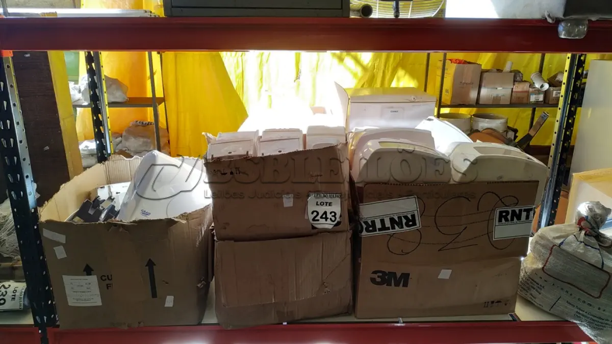 LOTE 243 - 01 LOTE COM GRANDE QUANTIDADE DE DISPENSES DE PAPEL E SABÃO. (NO ESTADO) ATENÇÃO! FAZER A VISITAÇÃO ANTES DE ARREMATAR, NÃO SABEMOS SE FUNCIONA. LEILÃO NÃO TEM GARANTIA E NEM DEVOLUÇÃO, SUJEITO A POSSÍVEIS AVARIAS VISÍVEIS/OCULTAS E/OU AUSÊNCIA DE COMPONENTES.