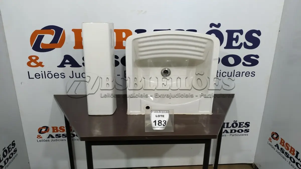 LOTE 183 - 01 TANQUE COM COLUNA. (NO ESTADO) ATENÇÃO! FAZER A VISITAÇÃO ANTES DE ARREMATAR, NÃO SABEMOS SE FUNCIONA. LEILÃO NÃO TEM GARANTIA E NEM DEVOLUÇÃO, SUJEITO A POSSÍVEIS AVARIAS VISÍVEIS/OCULTAS E/OU AUSÊNCIA DE COMPONENTES.