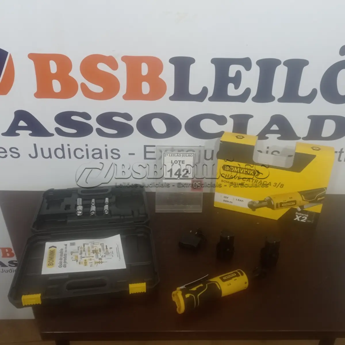 LOTE 142 - 01 CHAVE CATRACA 3/8 COM 02 BATERIAS, MALETA E ACESSÓRIOS. (NO ESTADO) ATENÇÃO! FAZER A VISITAÇÃO ANTES DE ARREMATAR, NÃO SABEMOS SE FUNCIONA. LEILÃO NÃO TEM GARANTIA E NEM DEVOLUÇÃO, SUJEITO A POSSÍVEIS AVARIAS VISÍVEIS/OCULTAS E/OU AUSÊNCIA DE COMPONENTES.