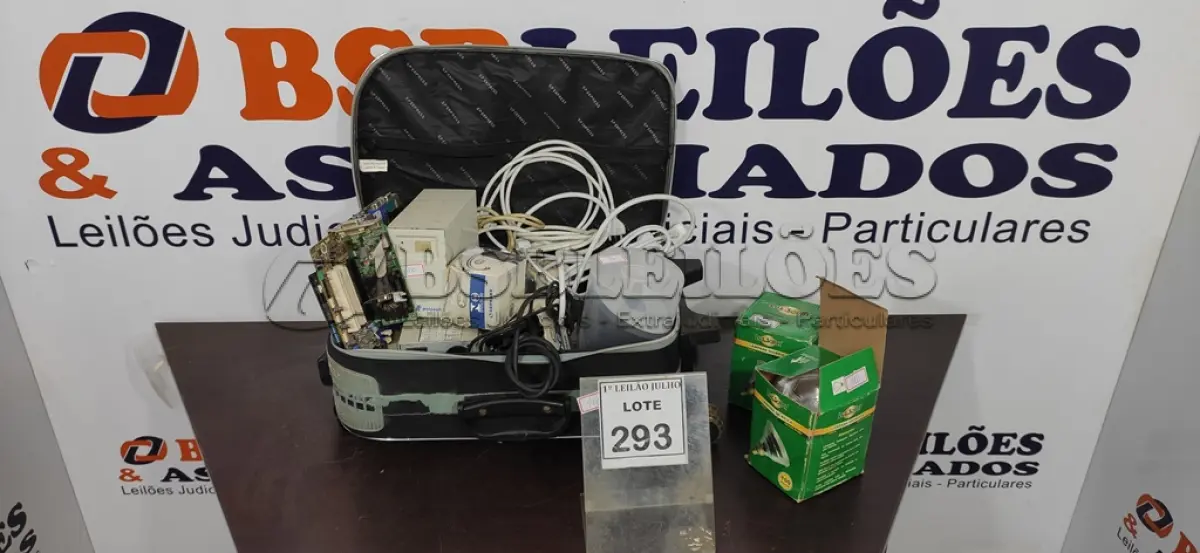 LOTE 293 - 02 LÂMPADAS DICROICA, 02 ESTABILIZADORES, 02 PLACAS MÃES PARA PC, 03 DISJUNTORES, VÁRIOS FUSÍVEIS DE CERÂMICA INDUSTRIAIS E ITENS DE INFORMÁTICA VARIADOS. (NO ESTADO) ATENÇÃO! FAZER A VISITAÇÃO ANTES DE ARREMATAR, NÃO SABEMOS SE FUNCIONA. LEILÃO NÃO TEM GARANTIA E NEM DEVOLUÇÃO, SUJEITO A POSSÍVEIS AVARIAS VISÍVEIS/OCULTAS E/OU AUSÊNCIA DE COMPONENTES.