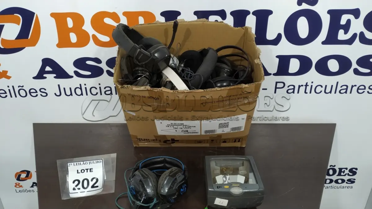 LOTE 202 - 03 LEITORAS DE CODIGOS DE BARRA E VÁRIOS FONES DE OUVIDO. (NO ESTADO) ATENÇÃO! FAZER A VISITAÇÃO ANTES DE ARREMATAR, NÃO SABEMOS SE FUNCIONA, LEILÃO NÃO TEM GARANTIA E NEM DEVOLUÇÃO, SUJEITO A POSSÍVEIS AVARIAS VISÍVEIS/OCULTAS E/OU AUSÊNCIA DE COMPONENTES.