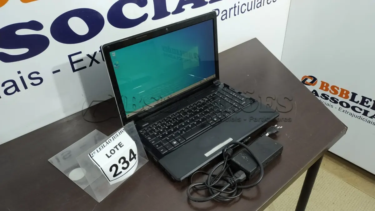 LOTE 234 - 01 NOTEBOOK COM FONTE MARCA AURA. (NO ESTADO) ATENÇÃO! FAZER A VISITAÇÃO ANTES DE ARREMATAR, NÃO SABEMOS SE FUNCIONA. LEILÃO NÃO TEM GARANTIA E NEM DEVOLUÇÃO, SUJEITO A POSSÍVEIS AVARIAS VISÍVEIS/OCULTAS E/OU AUSÊNCIA DE COMPONENTES.