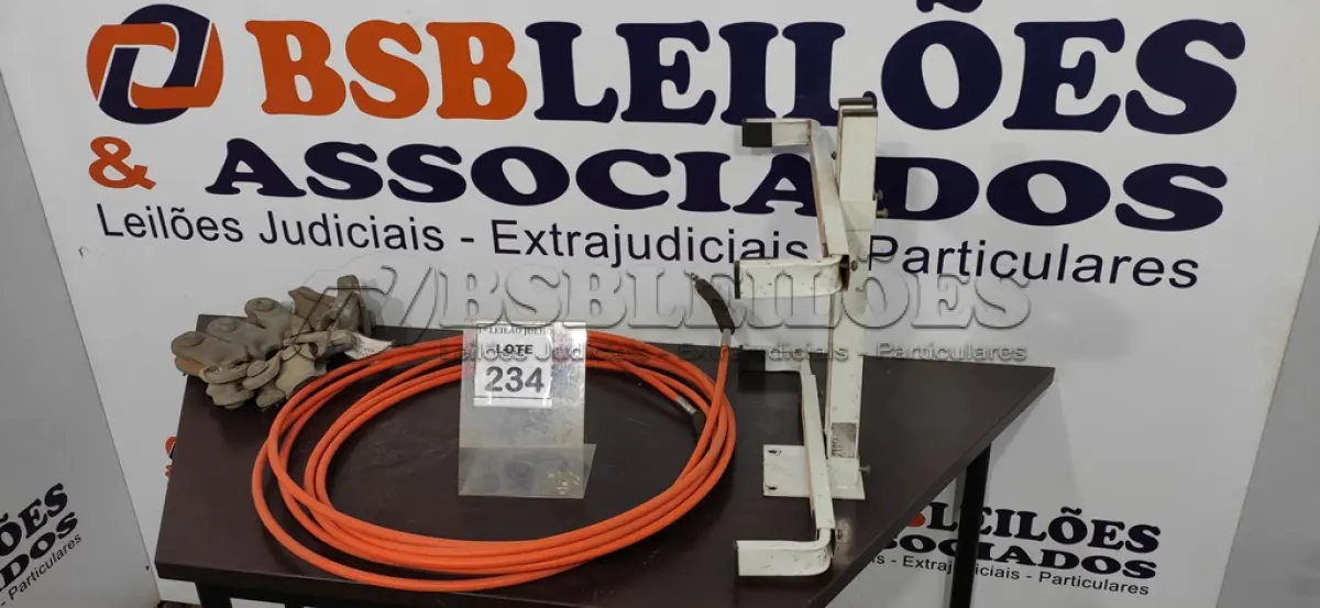 LOTE 234 - 01 CABO DE COMANDO, 10 MANILHAS/SAPATILHAS PARA CABO E 01 SUPORTE PARA MICRO-ONDAS. (NO ESTADO) ATENÇÃO! FAZER A VISITAÇÃO ANTES DE ARREMATAR, NÃO SABEMOS SE FUNCIONA. LEILÃO NÃO TEM GARANTIA E NEM DEVOLUÇÃO, SUJEITO A POSSÍVEIS AVARIAS VISÍVEIS/OCULTAS E/OU AUSÊNCIA DE COMPONENTES.