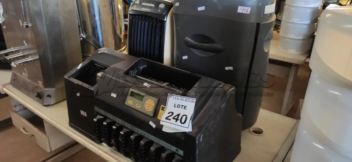 LOTE 240 - 01 FRAGMENTADORA DE PAPEL, 01 MÁQUINA DE CONTAR MOEDAS E 01 UMIDIFICADOR MARCA CADENCE. (NO ESTADO) ATENÇÃO! FAZER A VISITAÇÃO ANTES DE ARREMATAR, NÃO SABEMOS SE FUNCIONA. LEILÃO NÃO TEM GARANTIA E NEM DEVOLUÇÃO, SUJEITO A POSSÍVEIS AVARIAS VISÍVEIS/OCULTAS E/OU AUSÊNCIA DE COMPONENTES.